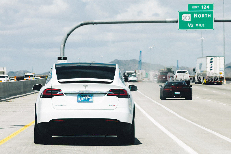 特斯拉Model X在亚利桑那州的路上行驶。
